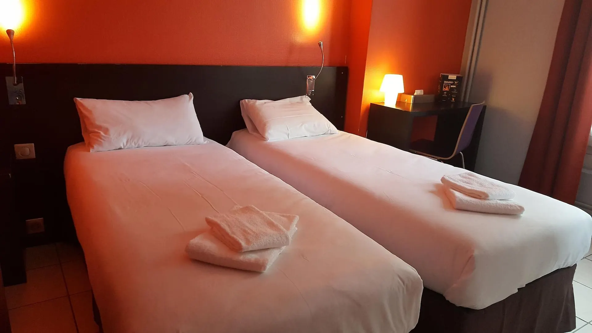 Le Montclair Montmartre By River Paris Hostel