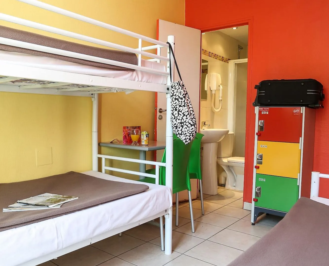 Le Montclair Montmartre By River Paris Hostel