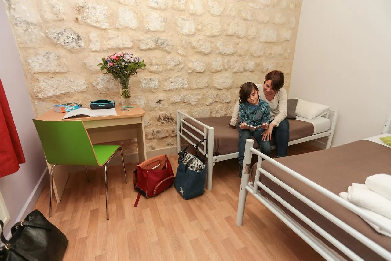 Le Montclair Montmartre By River Paris Hostel