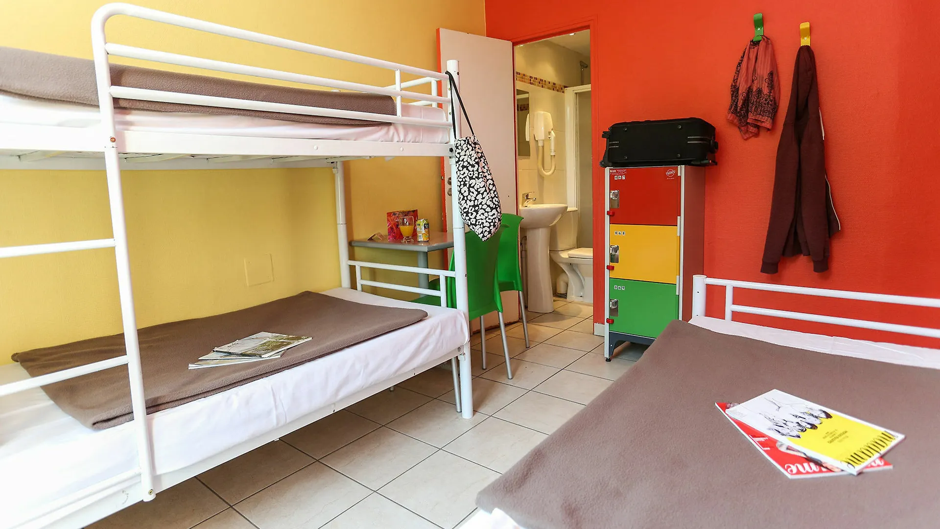 Hostel Le Montclair Montmartre By River Paris France