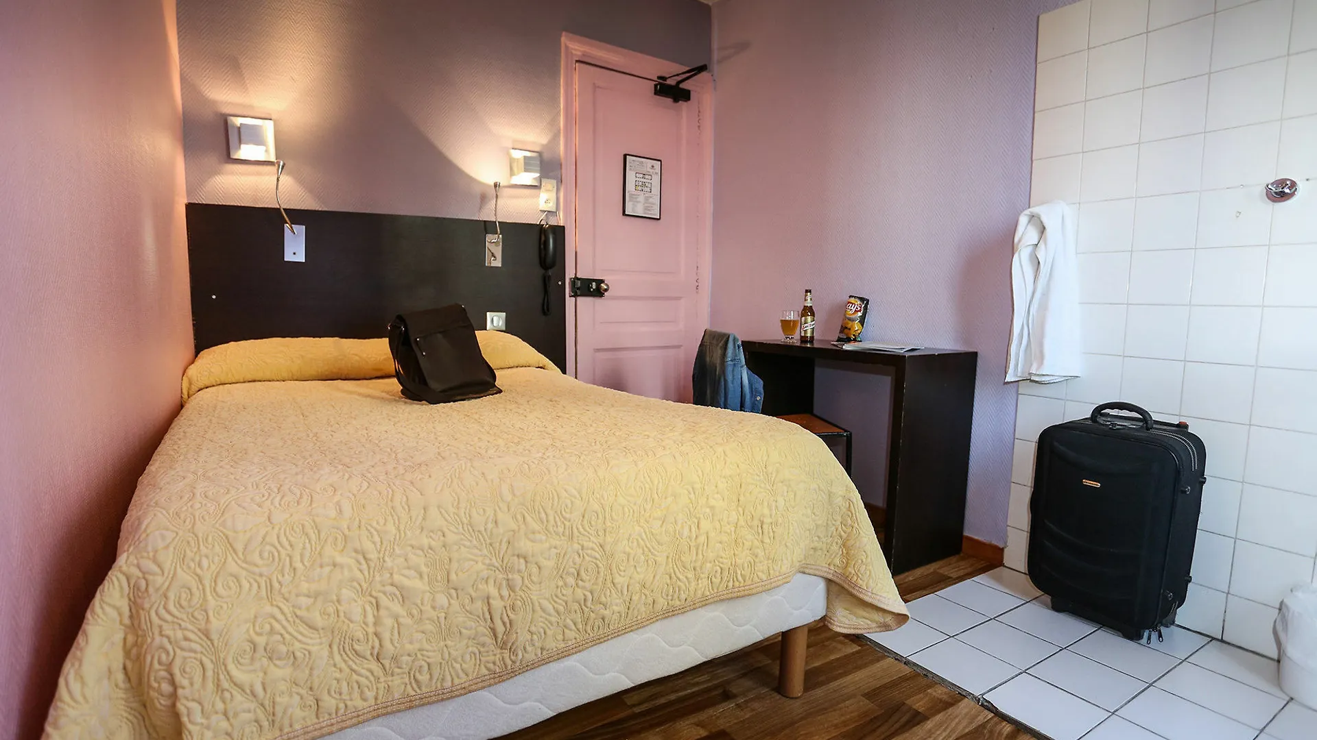 Hostel Le Montclair Montmartre By River Paris France