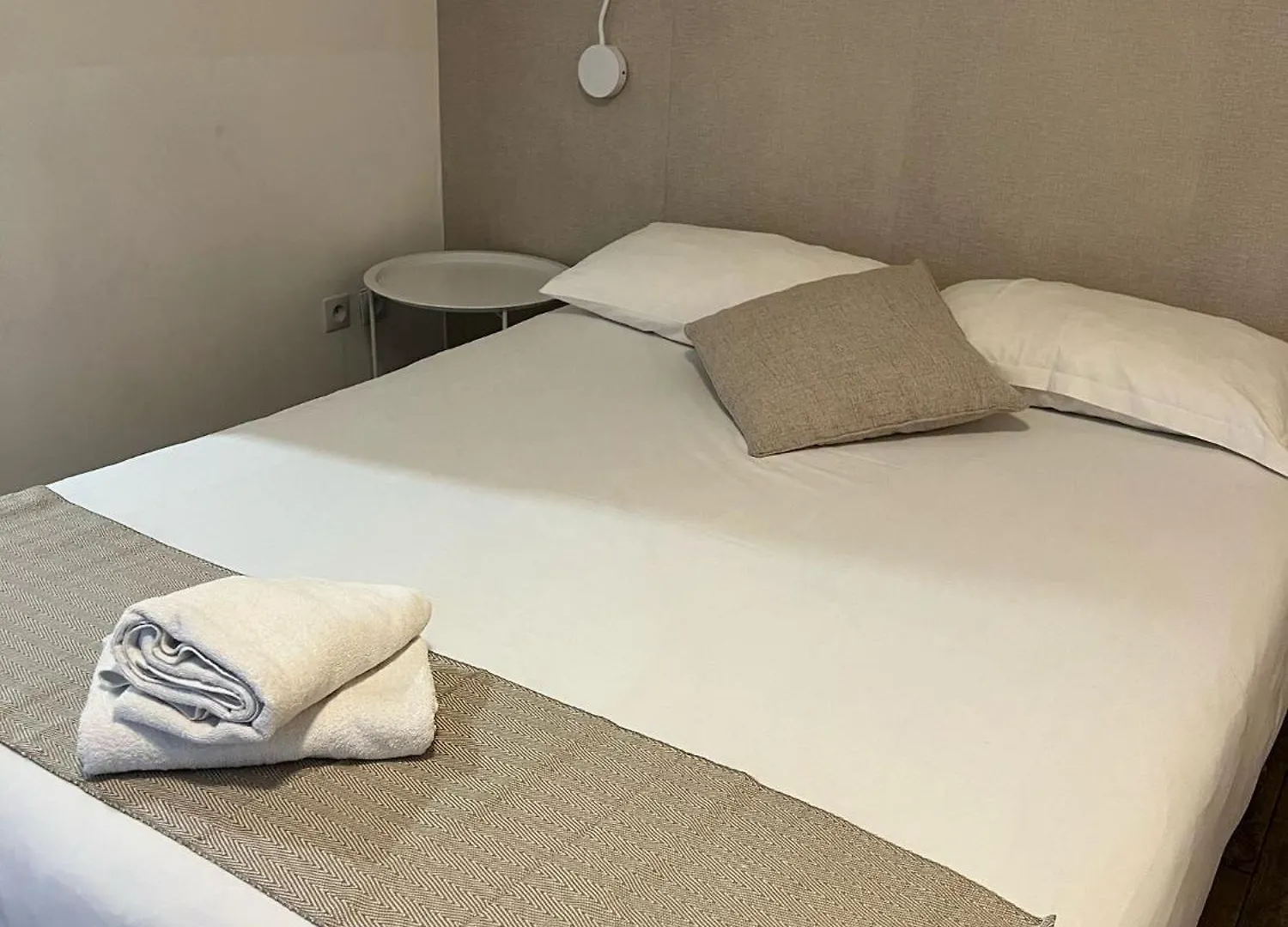 Hostel Le Montclair Montmartre By River Paris Fransa